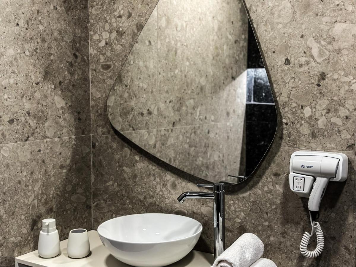 Alexander Rooms دراس المظهر الخارجي الصورة