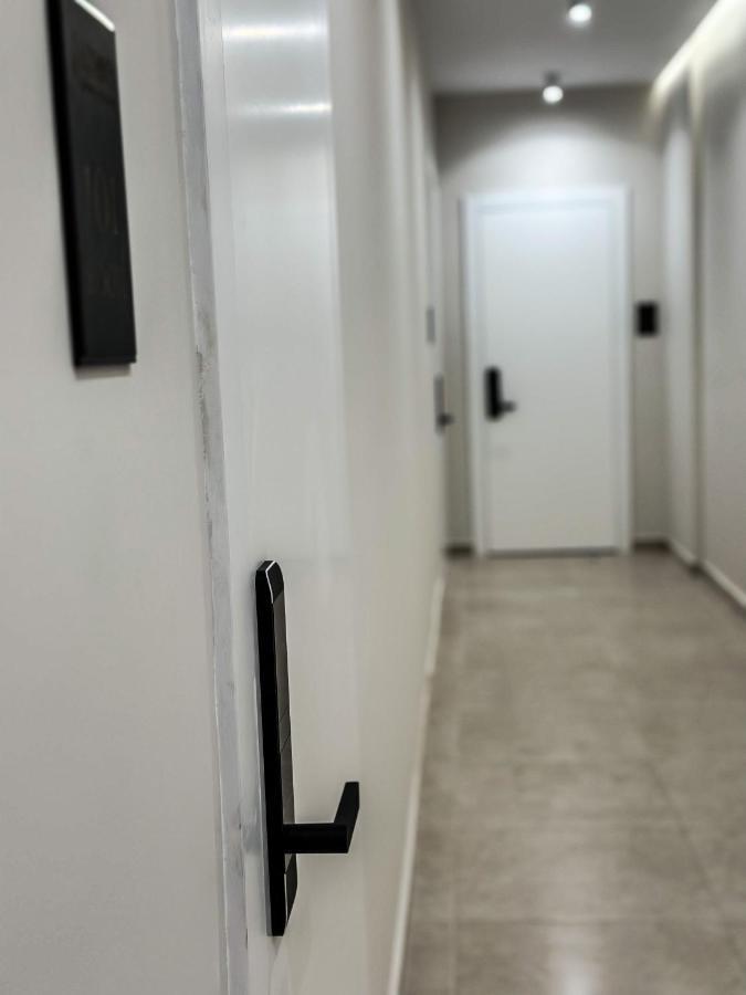 Alexander Rooms دراس المظهر الخارجي الصورة