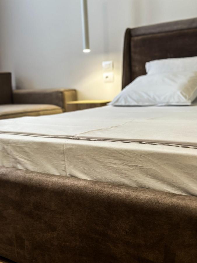 Alexander Rooms دراس المظهر الخارجي الصورة