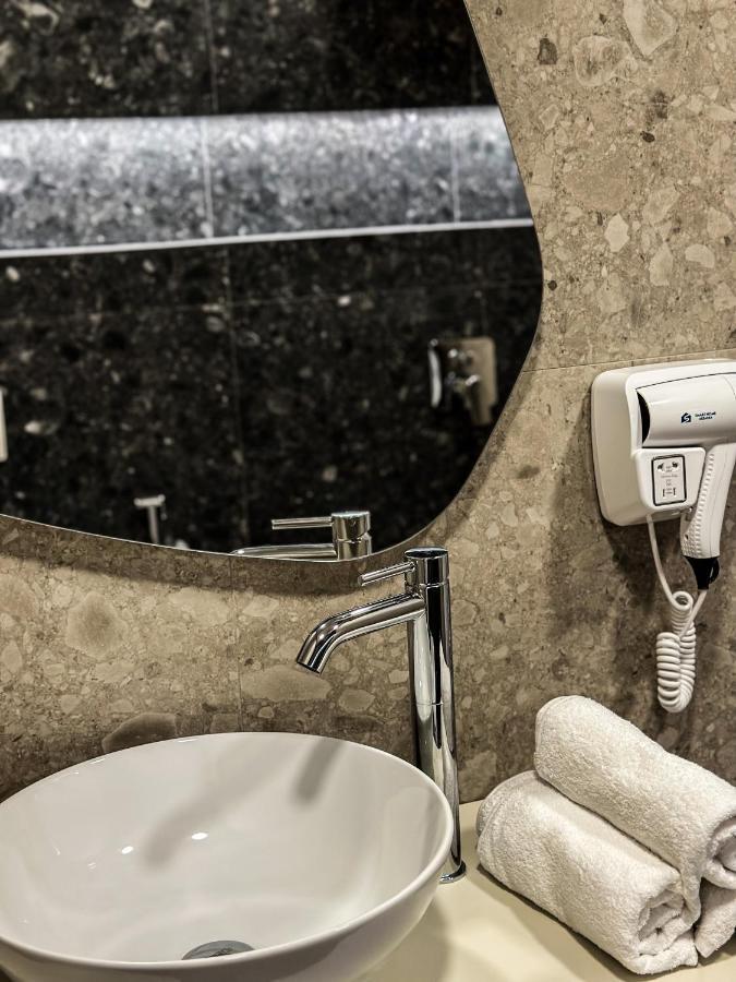 Alexander Rooms دراس المظهر الخارجي الصورة