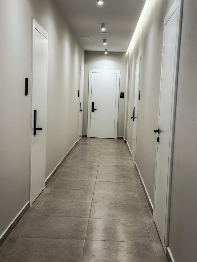 Alexander Rooms دراس المظهر الخارجي الصورة