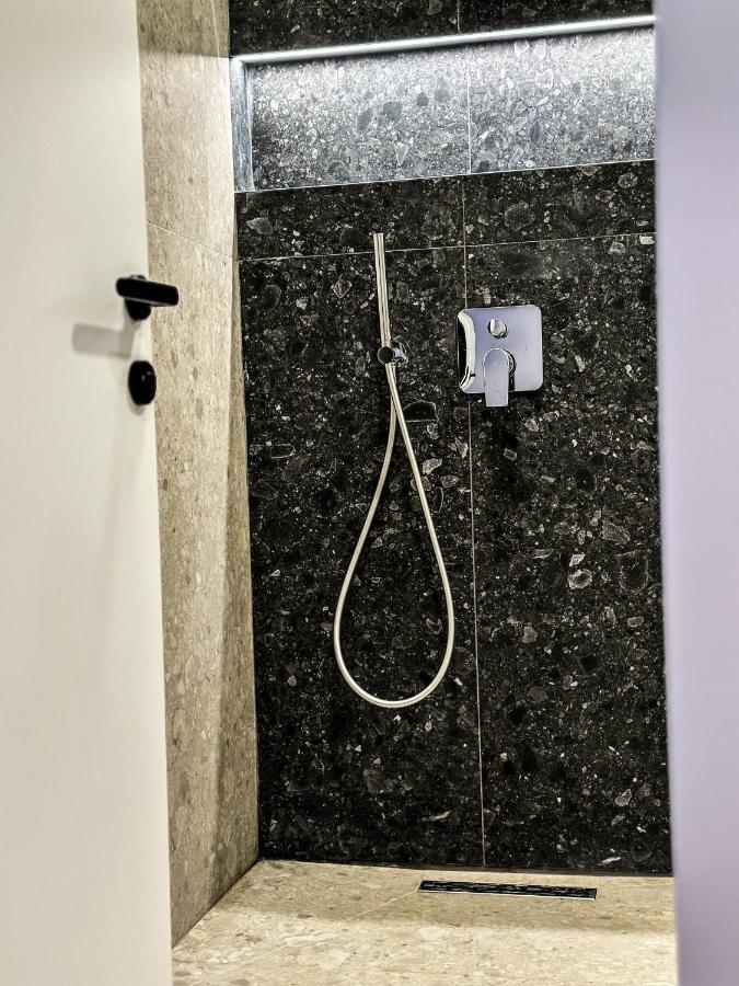 Alexander Rooms دراس المظهر الخارجي الصورة